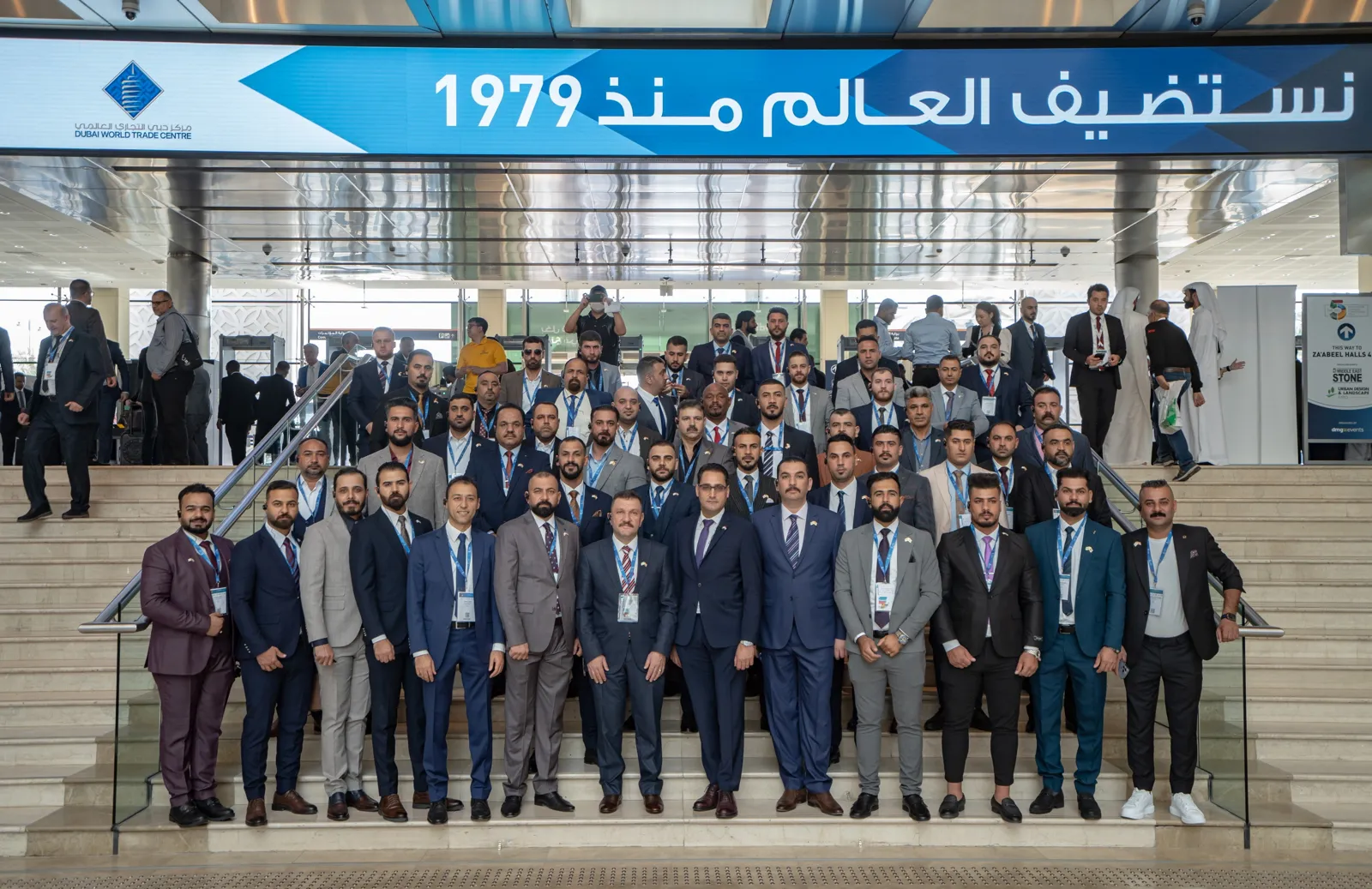 ئەندامانی یانەی پیشەوەرانی عێراقی لە وێنەیەکی گروپیدا لە پێشانگایەکی نێودەوڵەتی