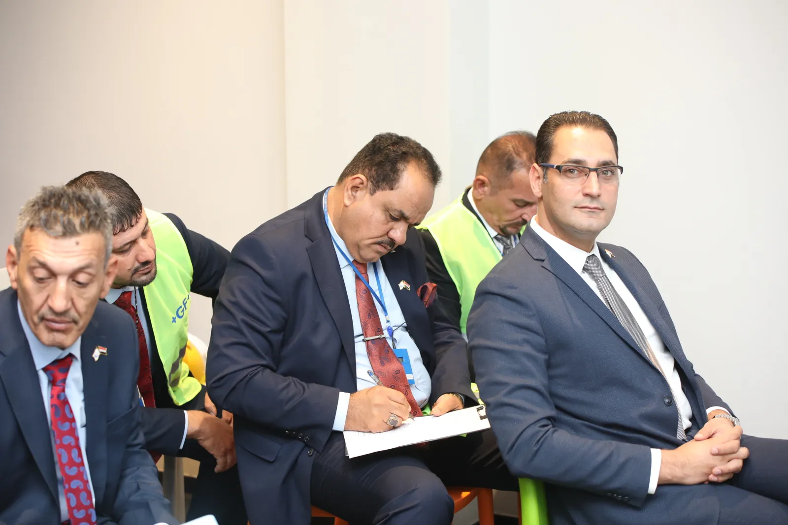 نوێنەرانی یانەکە لە کۆبوونەوەیەک لەگەڵ کۆمپانیایەکی بەرهەمهێنەر